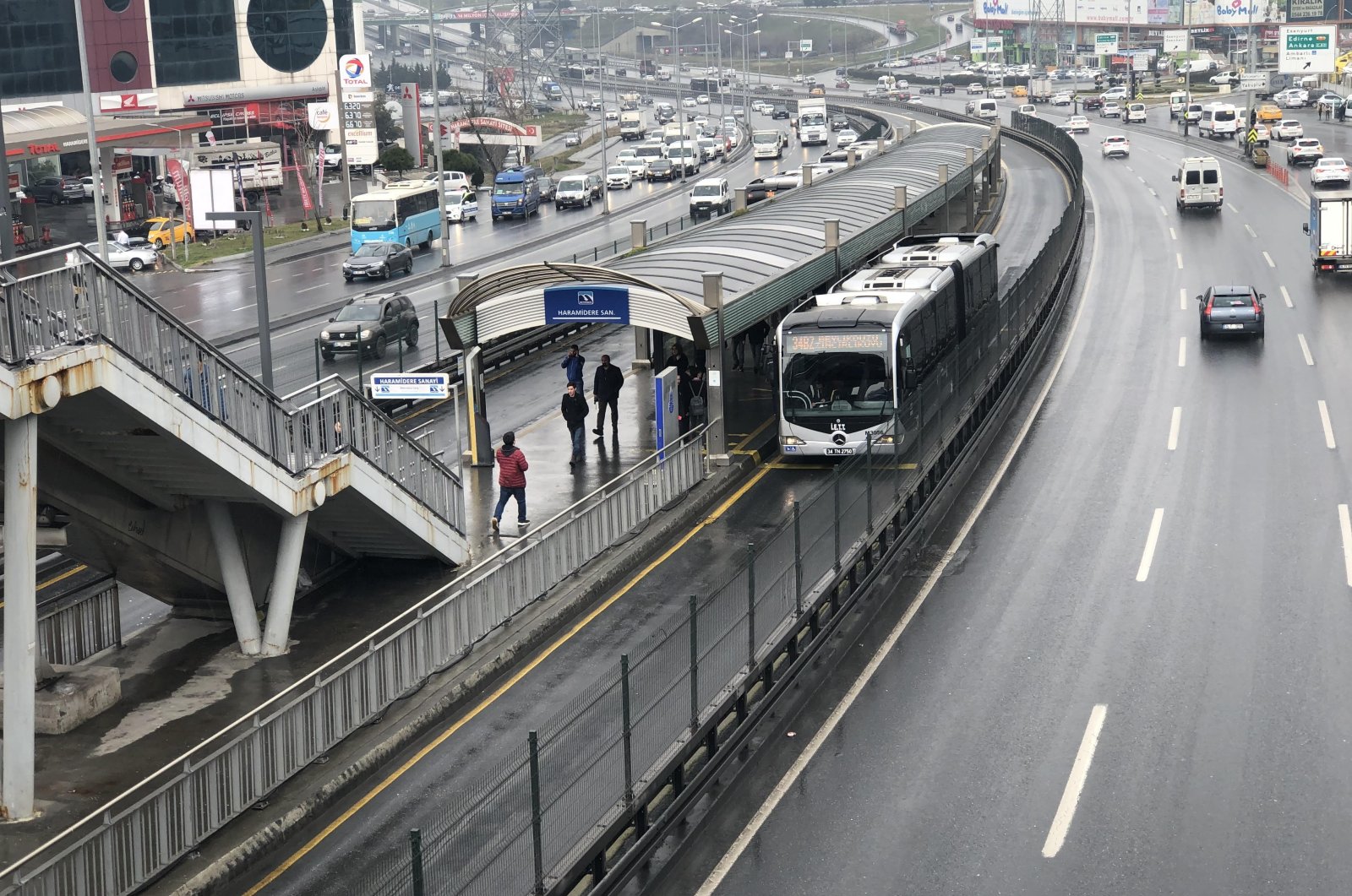 A Metrobus vehicle approaches a bus stop in Istanbul, Türkiye, Feb. 21, 2020. (IHA Photo)