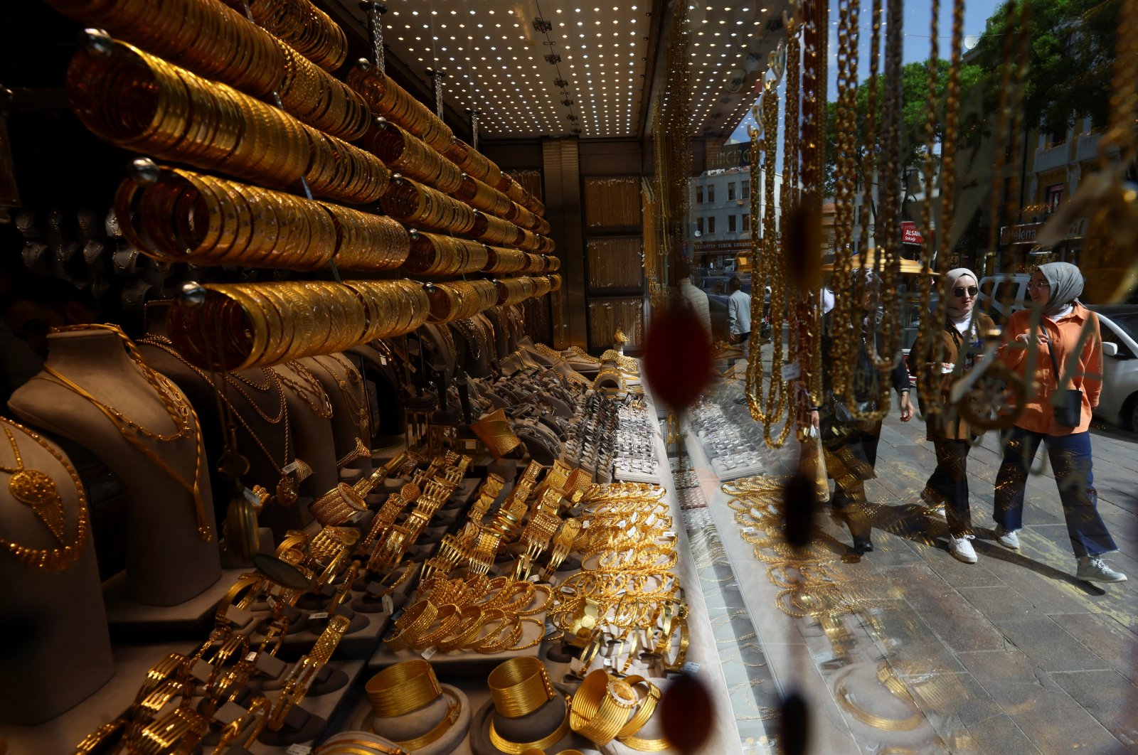 Türkiye unveils 20% extra charge for some gold imports