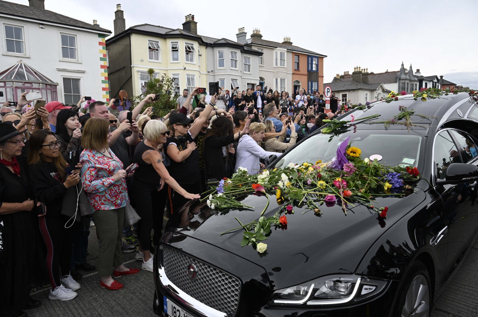 Fans gather for a &#039;last goodbye&#039; to the Irish singer Sinead O&#039;Connor as her hearse passes by her former home in Bray, Co Wicklow, Ireland, Aug. 8, 2023. (EPA Photo)