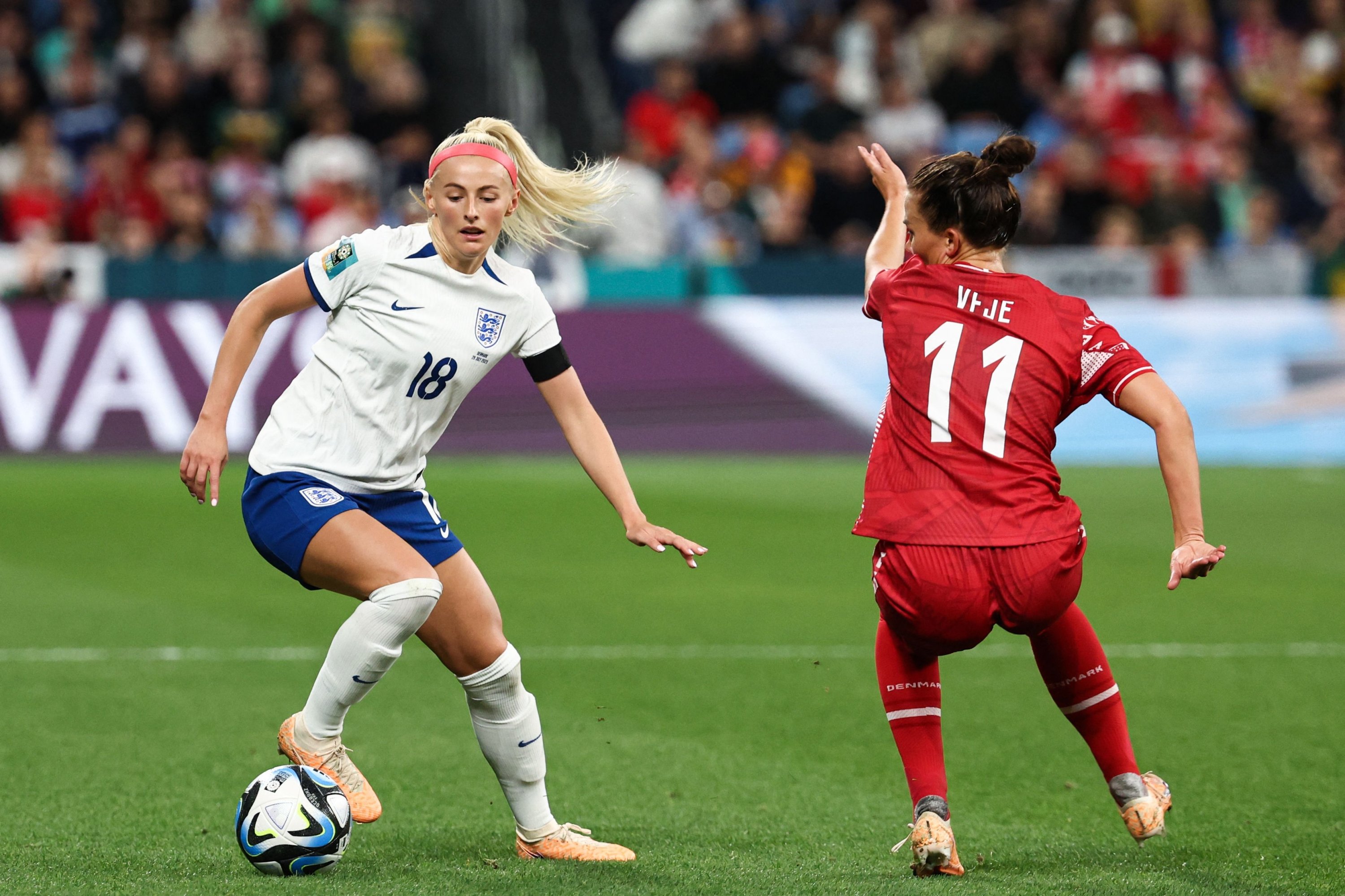 England's Chloe Kelly (L) and Denmark's Katrine Veje fight for the ball during the Women's World Cup Group D football match at Sydney Football Stadium, Sydney, Australia, July 28, 2023. (AFP Photo)