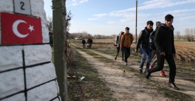 Migrants walk toward the Pazarkule border with Greece as they want to pass to Europe in northwestern Edirne province, Türkiye, Feb 28, 2020. (Shutterstock Photo)