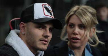 Mauro Icardi (L) and his wife Wanda Nara attend the UEFA Europa League Round of 32 Second Leg match between Inter Milan and SK Rapid Wien at San Siro, Milan, Italy, Feb. 21, 2019.  (Getty Images Photo)
