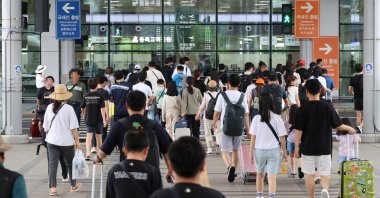 Tourists enter Jeju International Airport as they prepare to leave the island before Typhoon Khanun's arrival on the country's southern Jeju Island, South Korea, Aug. 9, 2023. (EPA Photo)