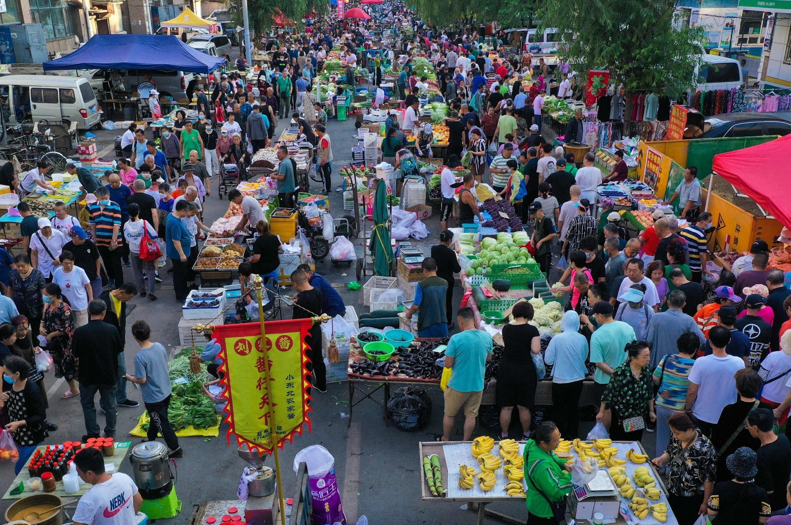 People visit a market in Shenyang, in China&#039;s northeastern Liaoning province, Aug. 9, 2023. (AFP Photo)
