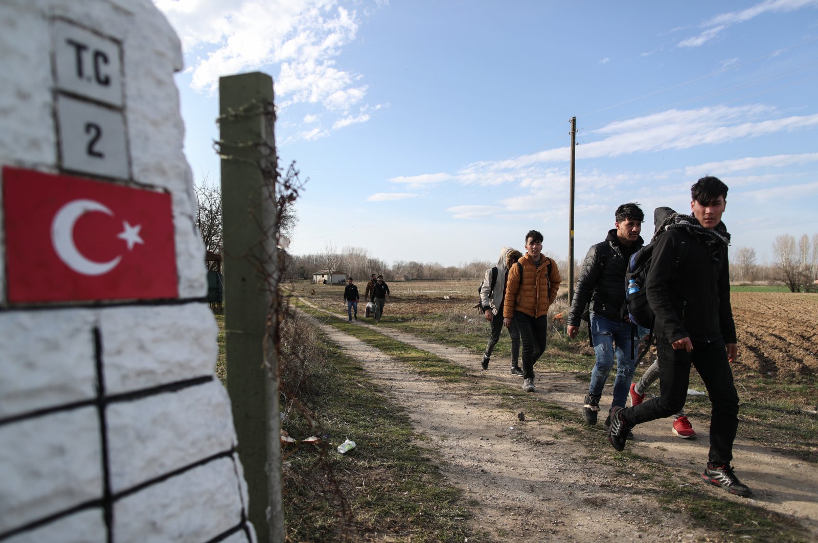 Migrants walk toward the Pazarkule border with Greece as they want to pass to Europe in northwestern Edirne province, Türkiye, Feb 28, 2020. (Shutterstock Photo)