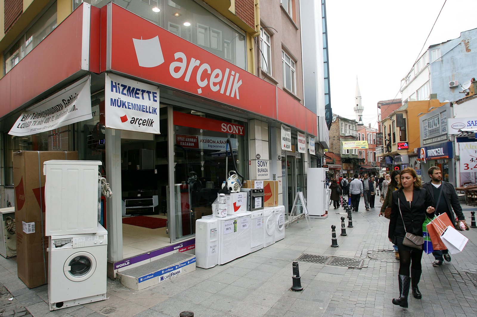People walk past an Arçelik dealer selling washing machines and refrigerators in Istanbul, Türkiye, Oct. 12, 2011. (Reuters Photo)
