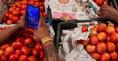 Tomatoes covered with newspapers in baskets at a vegetable wholesale market in Navi Mumbai, India, Aug. 4, 2023. (Reuters Photo)