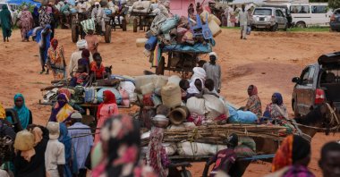 Sudanese refugees crosses the border between Sudan and Chad in Adre, Chad, Aug. 4, 2023. (Reuters Photo)