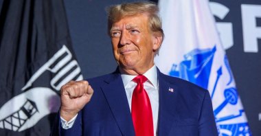 Former U.S. President Donald Trump greets the crowd at a rally in Windham, New Hampshire, U.S., Aug. 8, 2023. (Reuters Photo)
