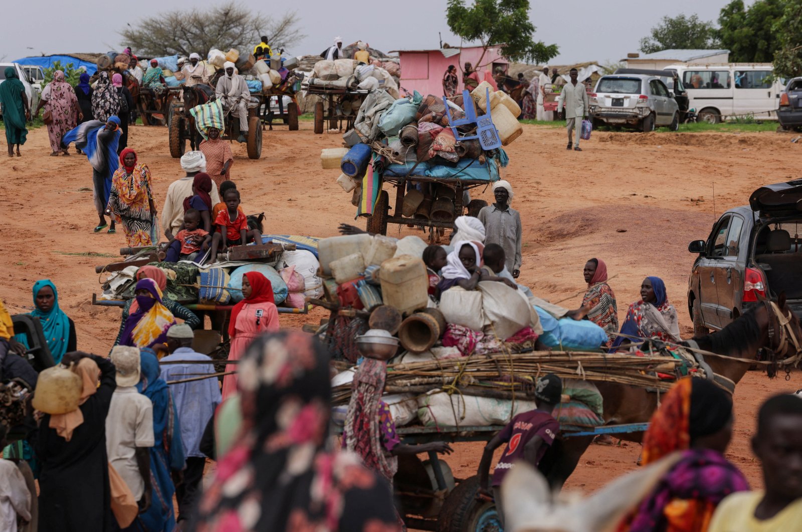 Sudanese refugees crosses the border between Sudan and Chad in Adre, Chad, Aug. 4, 2023. (Reuters Photo)