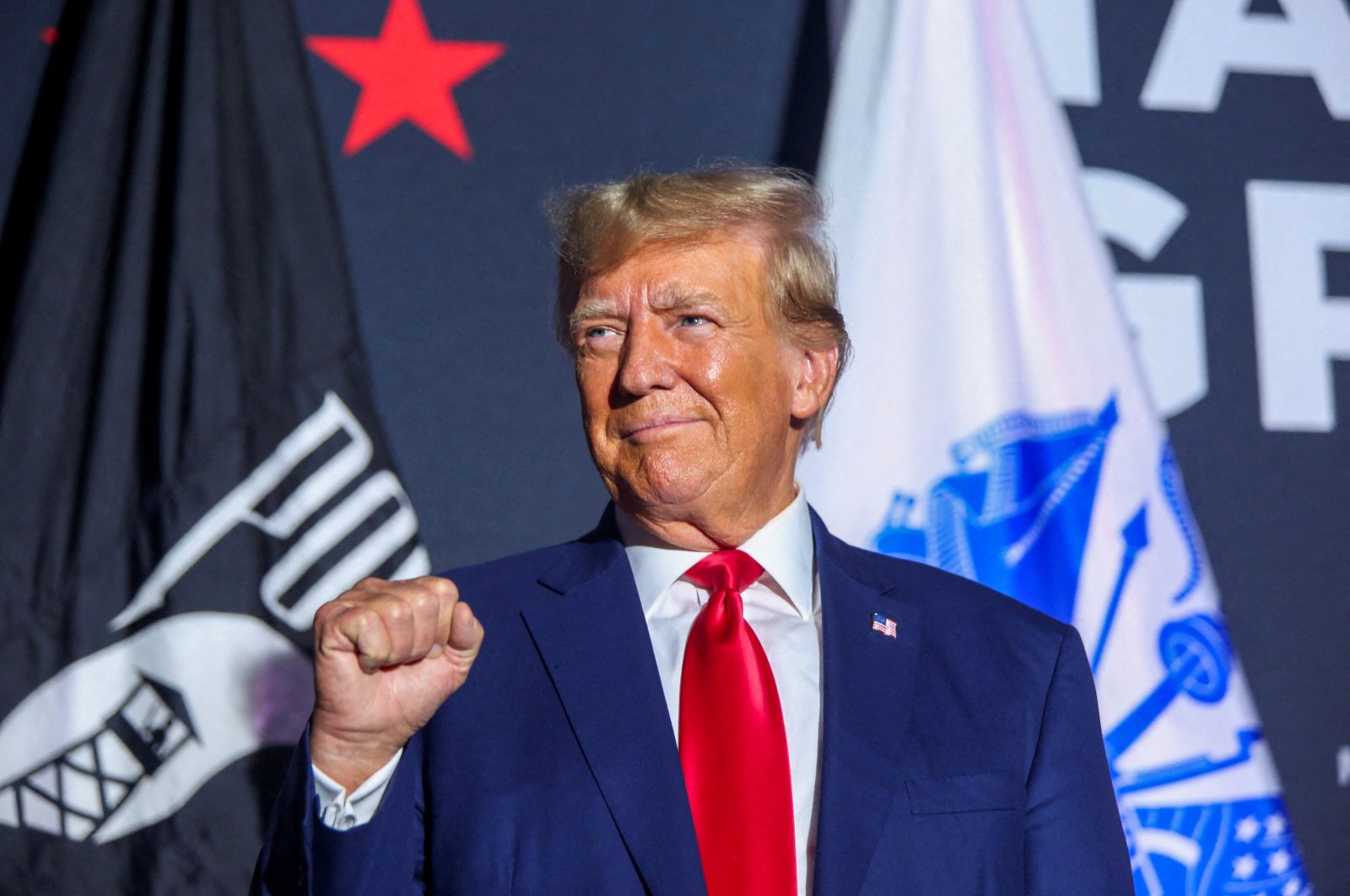 Former U.S. President Donald Trump greets the crowd at a rally in Windham, New Hampshire, U.S., Aug. 8, 2023. (Reuters Photo)