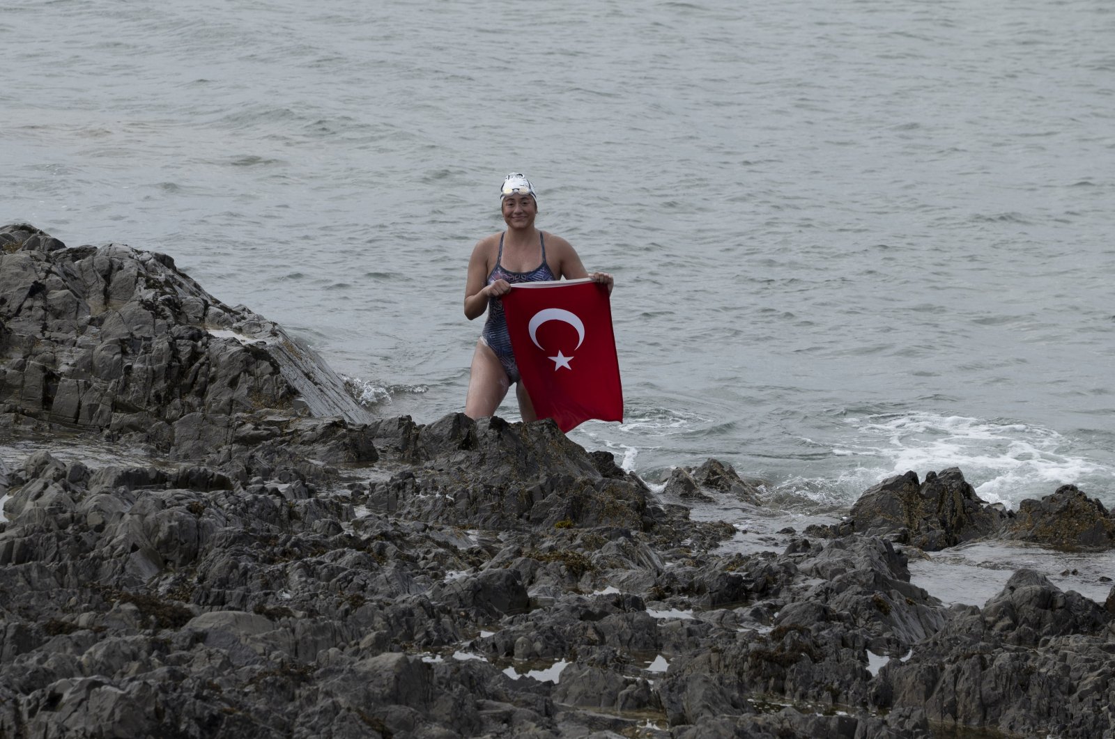 Türkoğlu, Kuzey Kanalı’nı yüzerek geçen ilk Türk kadın oldu