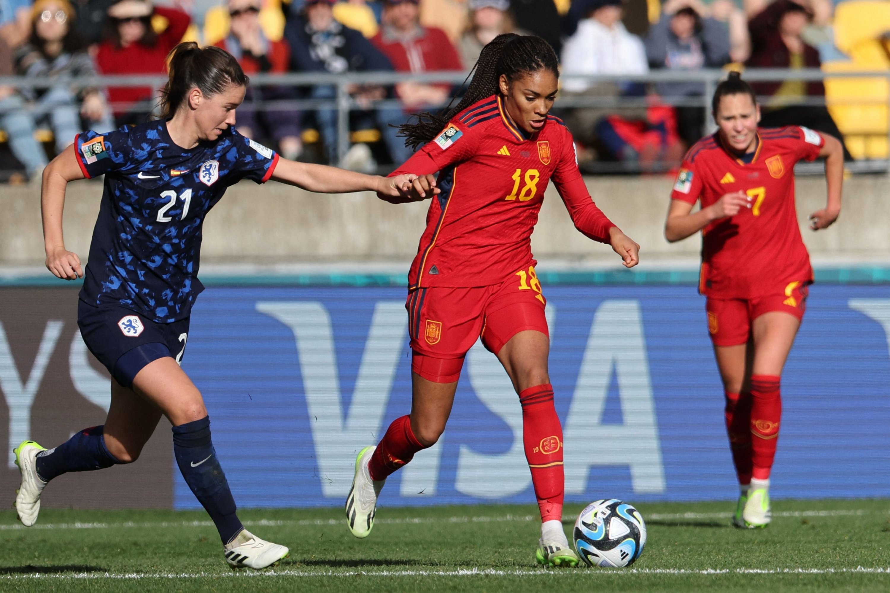 Netherlands' Damaris Egurrola (L) and Spain's Salma Paralluelo compete for the ball during the Women's World Cup quarterfinal football match at Wellington Stadium, Wellington, Netherlands, Aug. 11, 2023. (AFP)