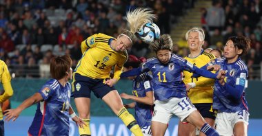 Sweden's Amanda Ilestedt (L) and Mina Tanaka of Japan contest a header during the Women's World Cup quarterfinal match, Auckland, New Zealand, Aug. 11, 2023. (EPA Photo)