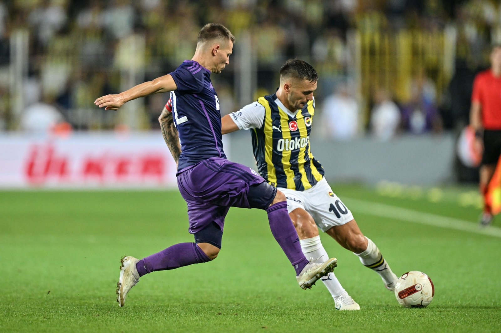 Fenerbahçe&#039;s Dusan Tadic (R) in action with Maribor&#039;s Martin Milec during the UEFA Europa Conference League qualifiers third round tie at Ülker Stadium, Istanbul, Türkiye, Aug. 10, 2023. (AA Photo)