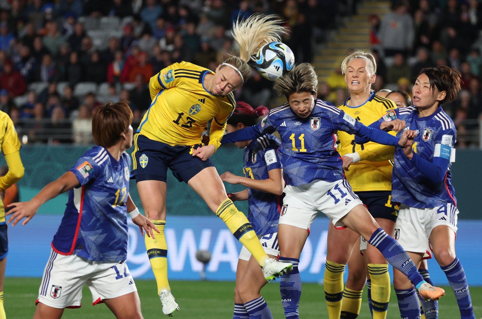 Sweden&#039;s Amanda Ilestedt (L) and Mina Tanaka of Japan contest a header during the Women&#039;s World Cup quarterfinal match, Auckland, New Zealand, Aug. 11, 2023. (EPA Photo)