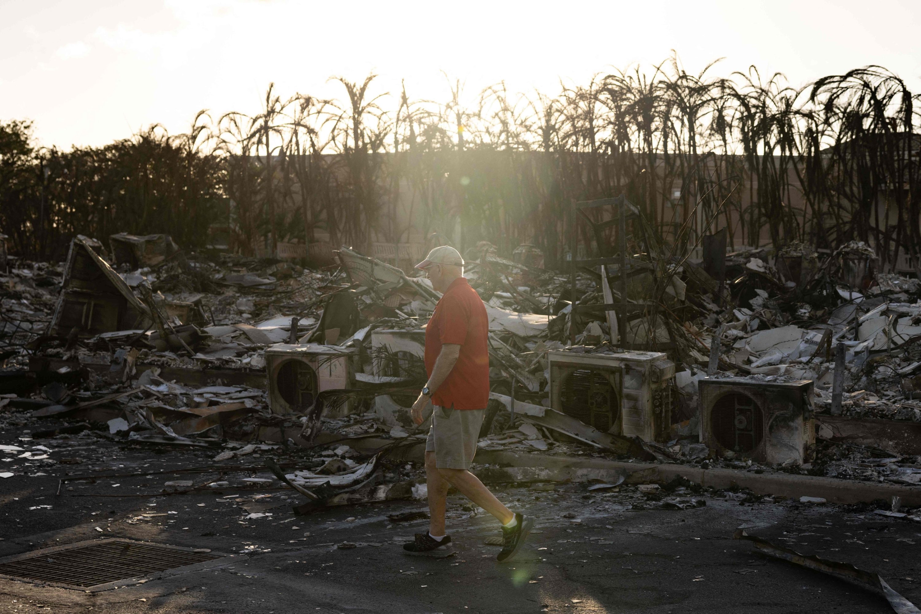 A resident looks around a charred apartment complex in the aftermath of a wildfire in Lahaina, western Maui, Hawaii, U.S., Aug. 12, 2023. (AFP Photo)