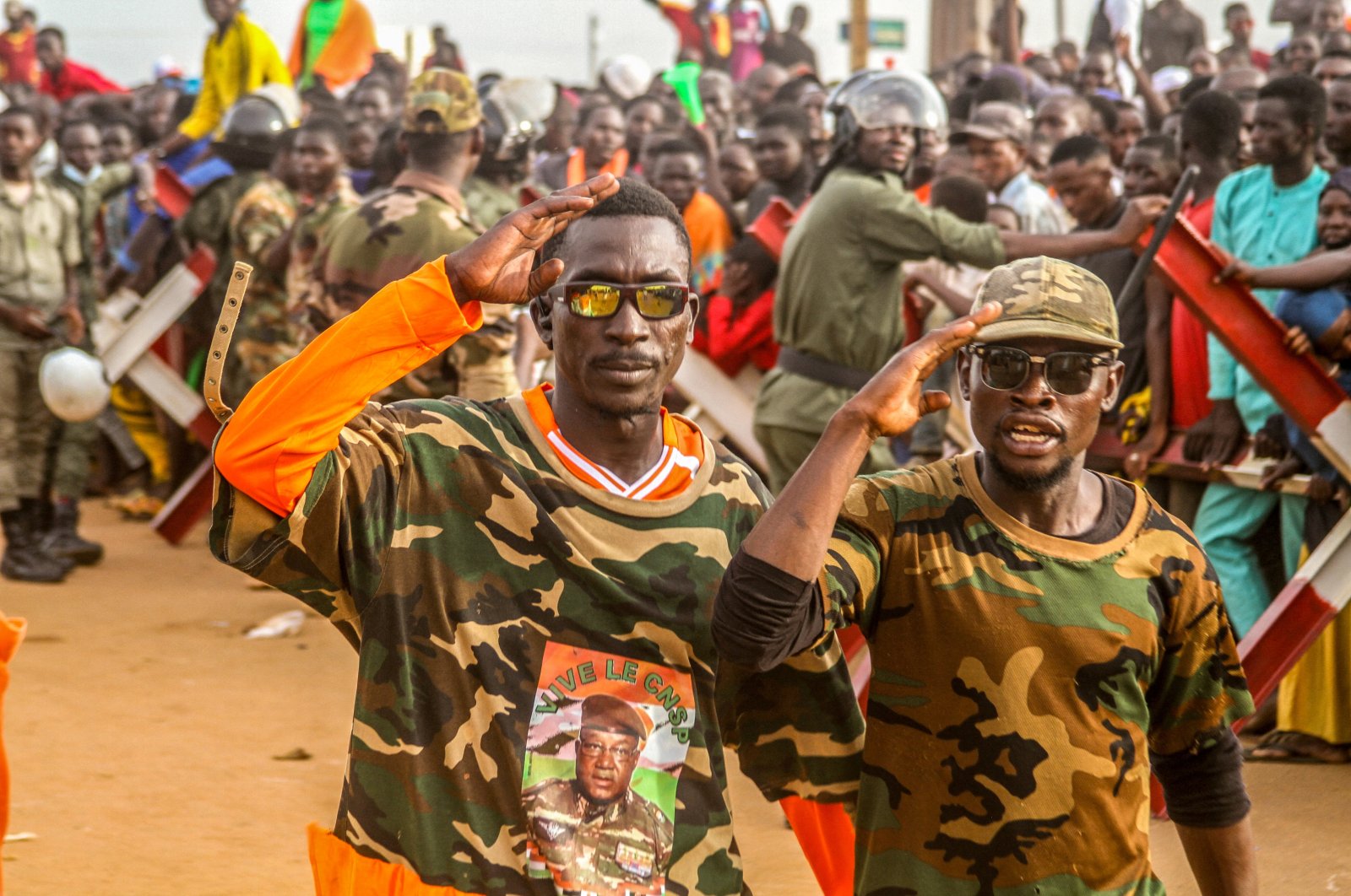 Niger&#039;s junta supporters take part in a demonstration in front of a French army base in Niamey, Niger, Aug. 11, 2023. (Reuters Photo)