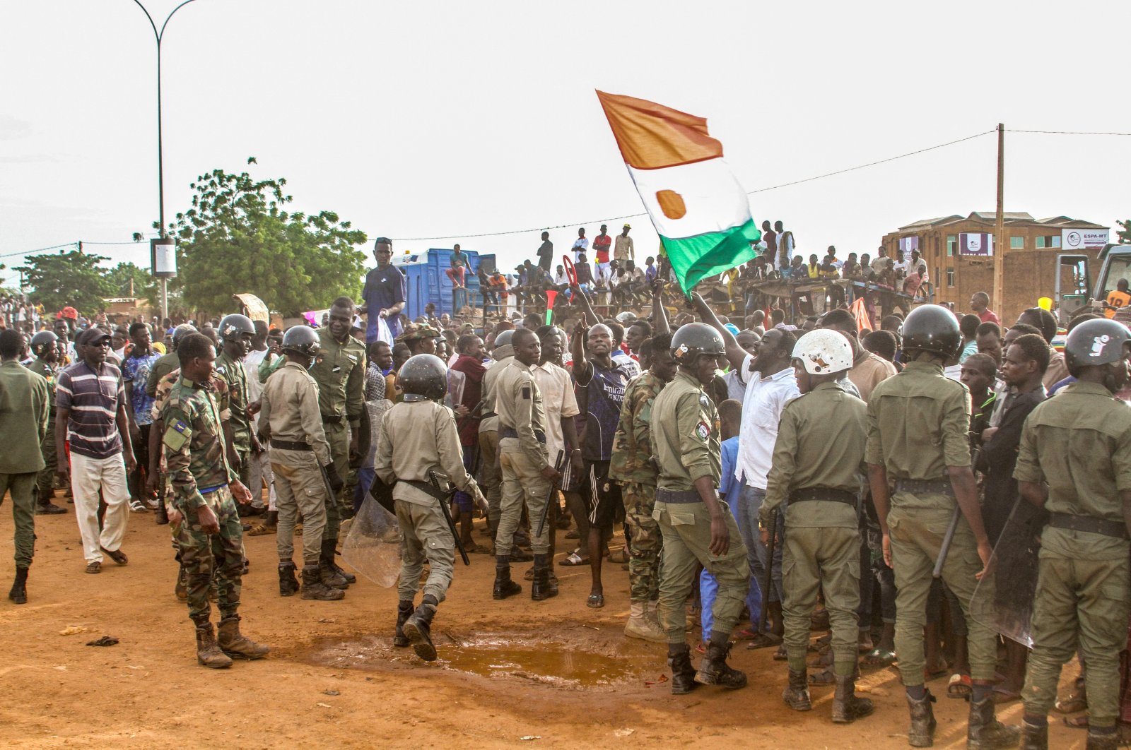 Niger&#039;s junta supporters take part in a demonstration in front of a French army base in Niamey, Niger, Aug. 11, 2023. (Reuter)