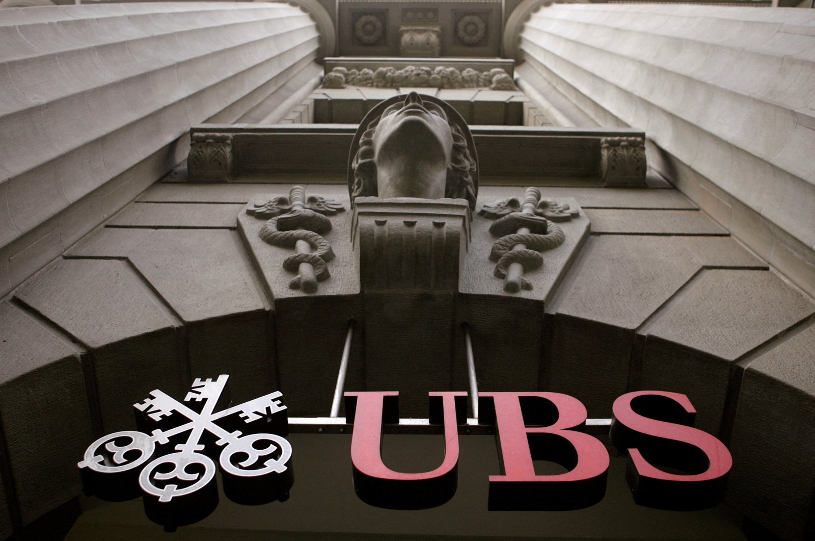  The logo of Swiss bank UBS is seen at the company&#039;s office at the Bahnhofstrasse in Zurich, July 1, 2009. (Reuters File Photo)