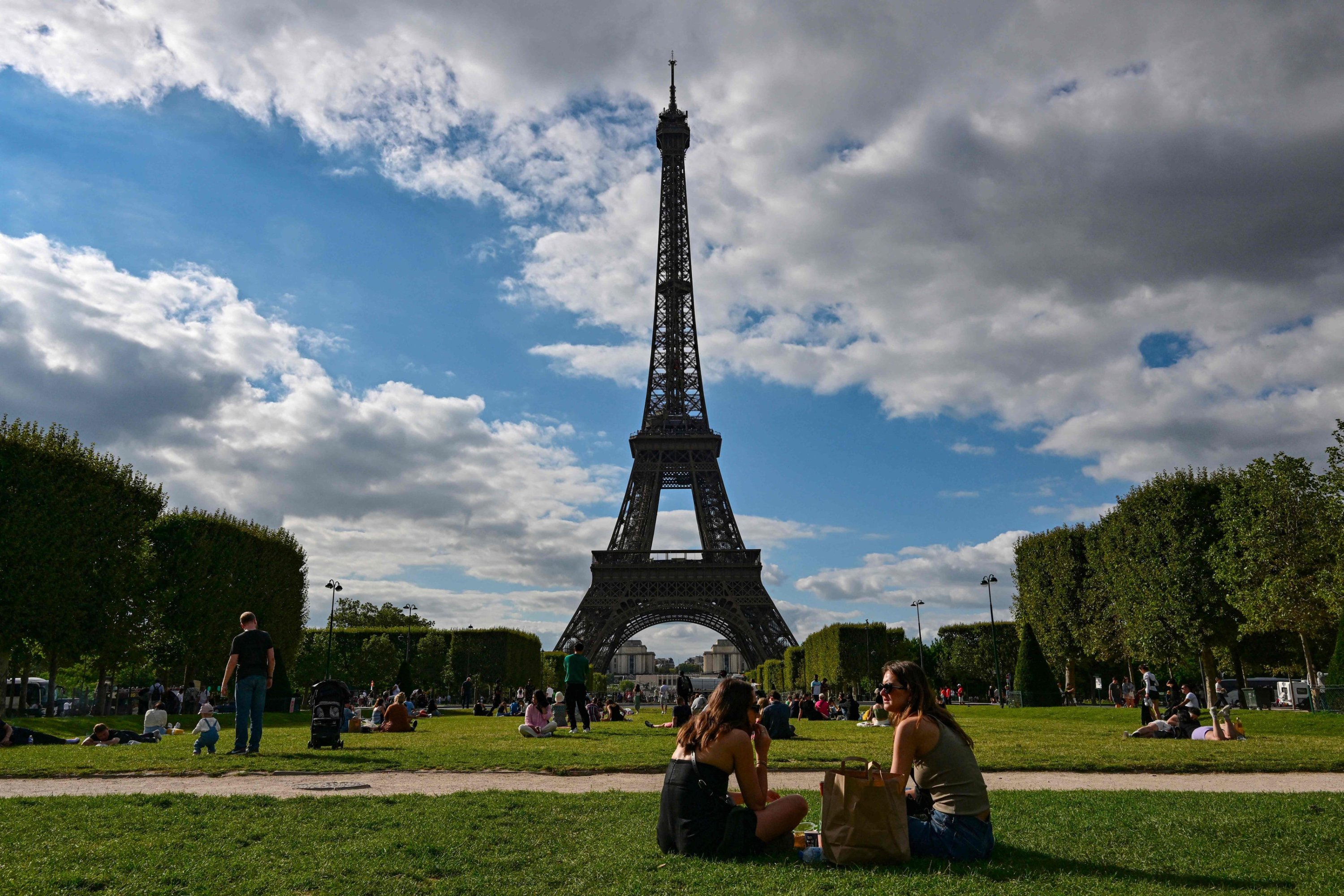 american tourist eiffel tower