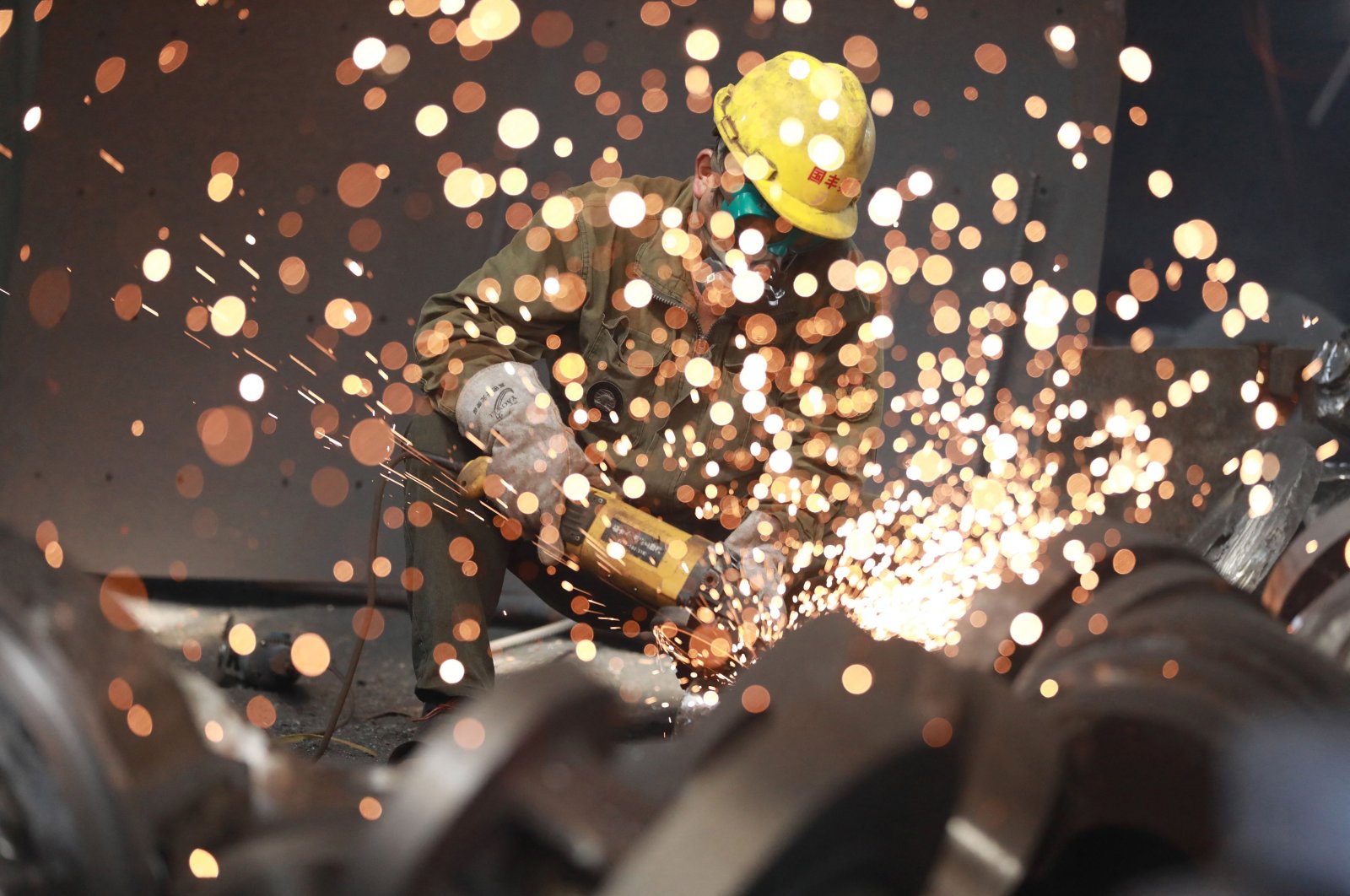 A worker welds metal at a factory in Hangzhou in China&#039;s eastern Zhejiang province, July 15, 2023. (AFP Photo)