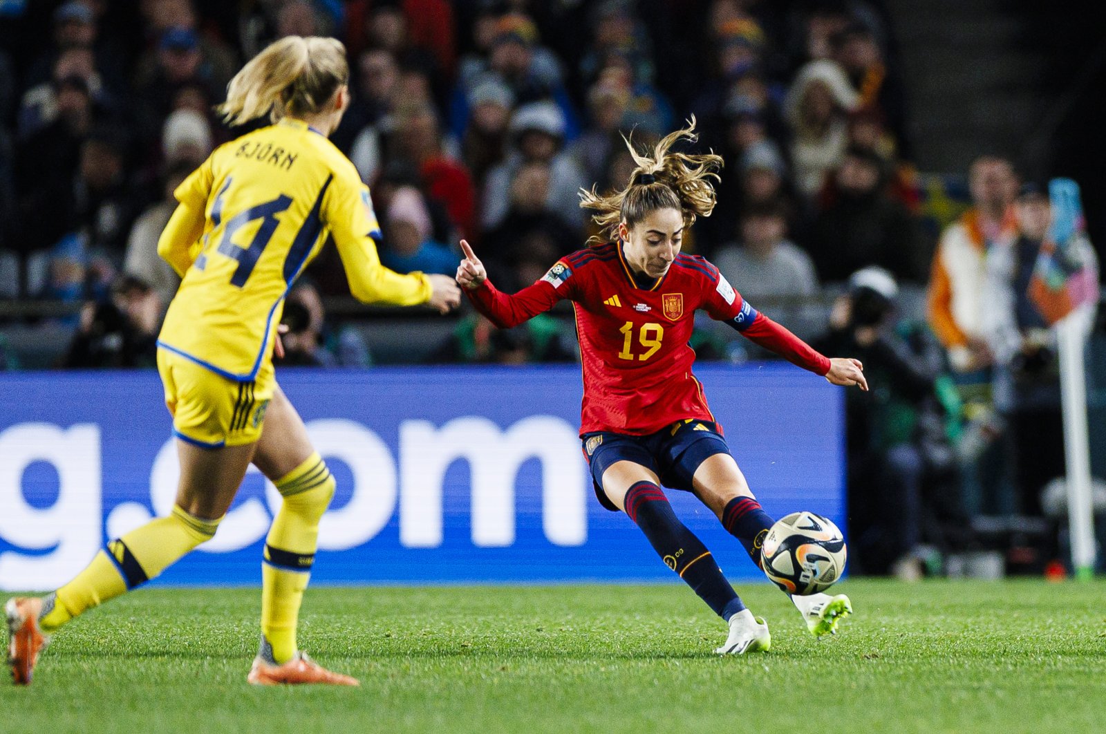 Spain&#039;s Olga Carmona (R) attempts a kick while being defended by Sweden&#039;s Nathalie Bjorn(L) during the Women&#039;s World Cup semifinal match at Eden Park, Auckland, New Zealand, Aug. 15, 2023. (Getty Images Photo)