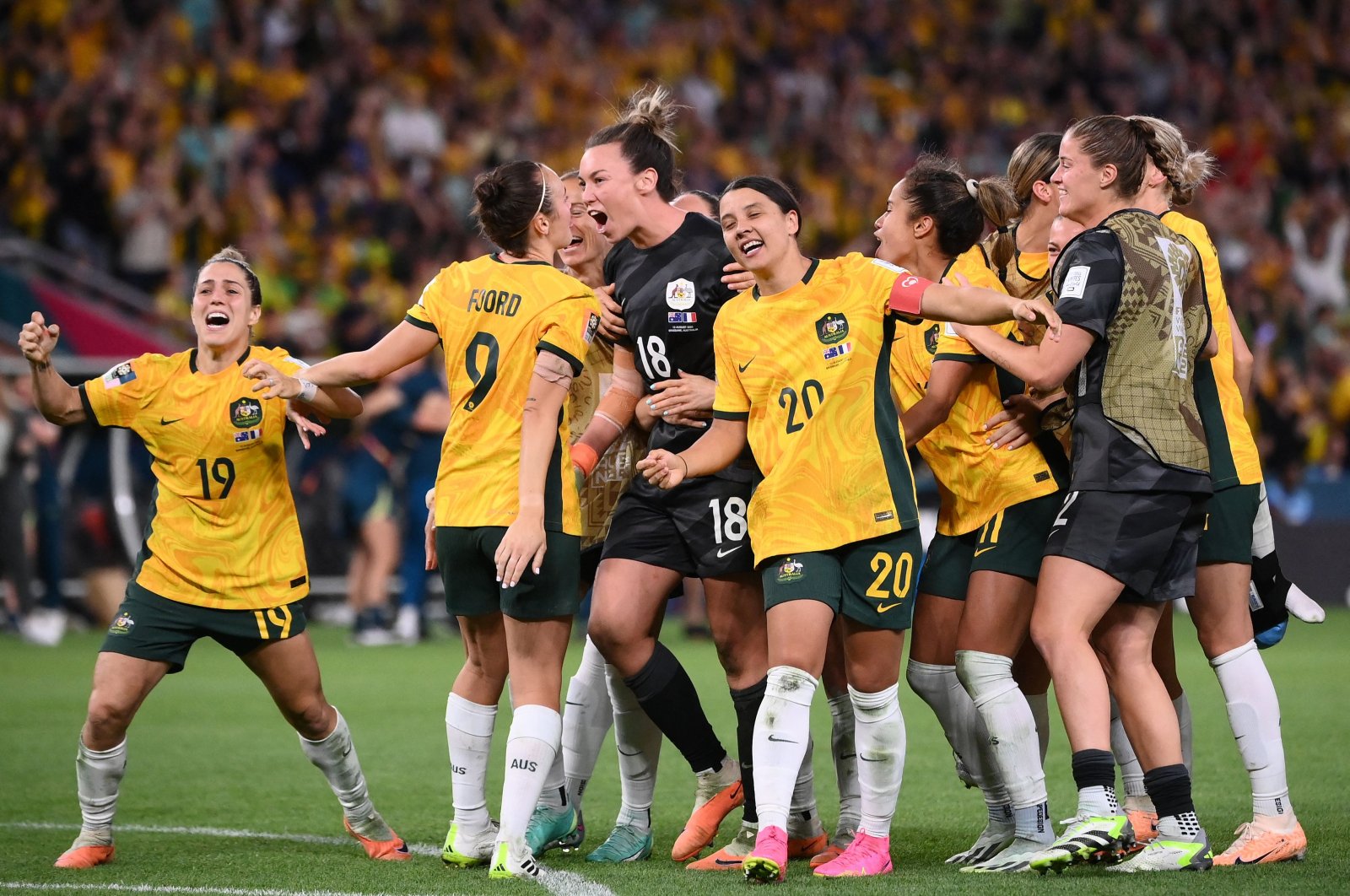 Australia&#039;s Sam Kerr (C) teammates celebrate at the end of the Women&#039;s World Cup quarterfinal football match against France at Brisbane Stadium, Brisbane, Australia, Aug. 12, 2023. (AFP Photo)