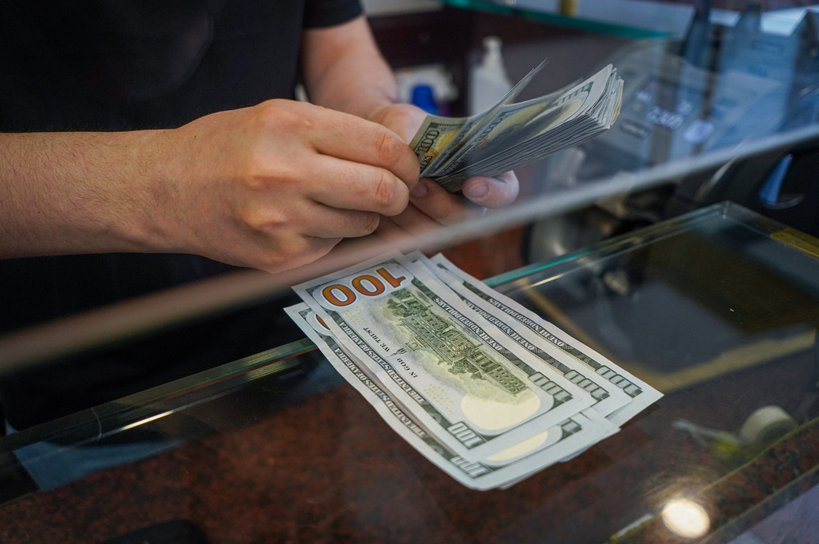 A worker in the exchange office counts U.S. dollars in Ankara, Türkiye, Jun. 13, 2022. (Reuters Photo)