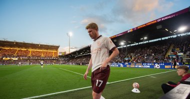Manchester City's Kevin De Bruyne leaves the field after picking up an injury in the English Premier League match between Burnley and Manchester City at Turf Moor, Burnley, U.K., Aug. 11, 2023. (EPA Photo)