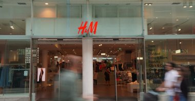 Pedestrians and shoppers walk past a branch of fashion retailer H&amp;M in Stockholm, Sweden, July 17, 2023. (Reuters Photo)