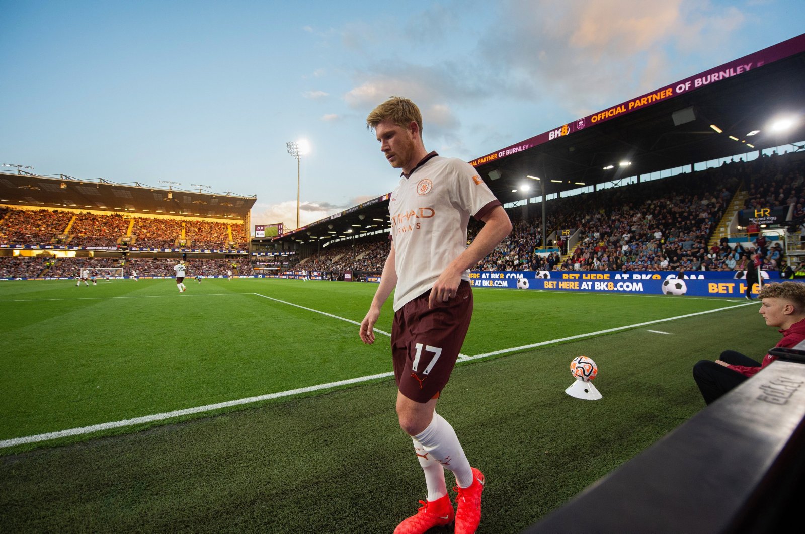 Manchester City&#039;s Kevin De Bruyne leaves the field after picking up an injury in the English Premier League match between Burnley and Manchester City at Turf Moor, Burnley, U.K., Aug. 11, 2023. (EPA Photo)