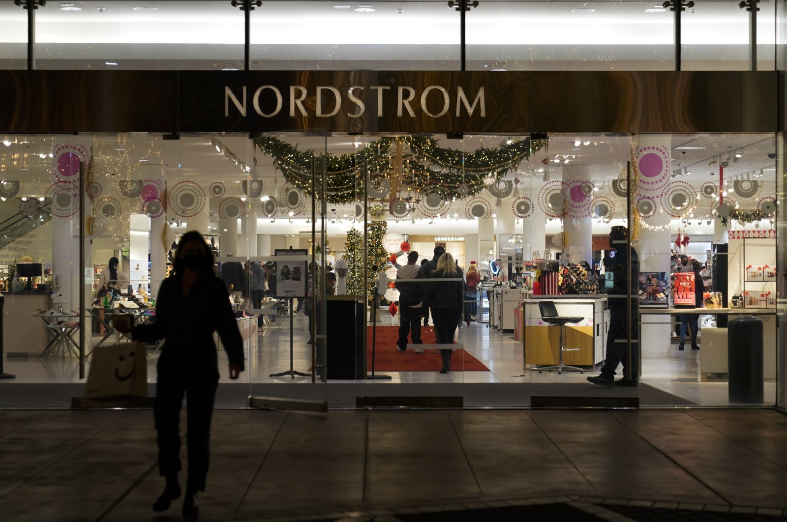A security guard (R) stands at the entrance to a Nordstrom department store where a recent smash-and-grab robbery took place at the Grove Mall in Los Angeles, U.S., Dec. 2, 2021. (AP File Photo)