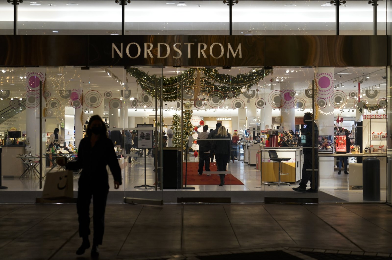 Luxury Los Angeles retailers threatened by flash mob robberies