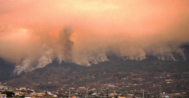 Columns of smoke, pictured from the village of Guimar, billow from a huge wildfire that is raging in the northeastern part of the Canary island of Tenerife, Spain, Aug. 17, 2023. (AFP Photo) 