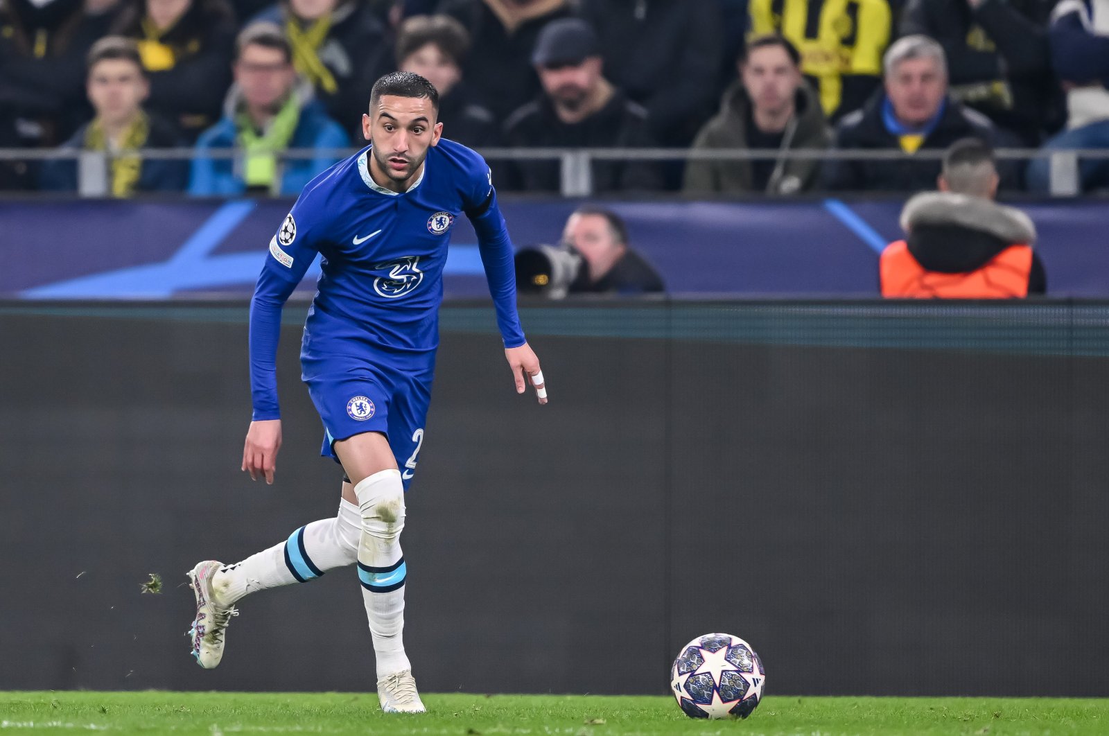 Chelsea&#039;s Hakim Ziyech controls the Ball during the UEFA Champions League round of 16 leg one match against Borussia Dortmund at Signal Iduna Park, Dortmund, Germany, Feb. 15, 2023. (Getty Images Photo)