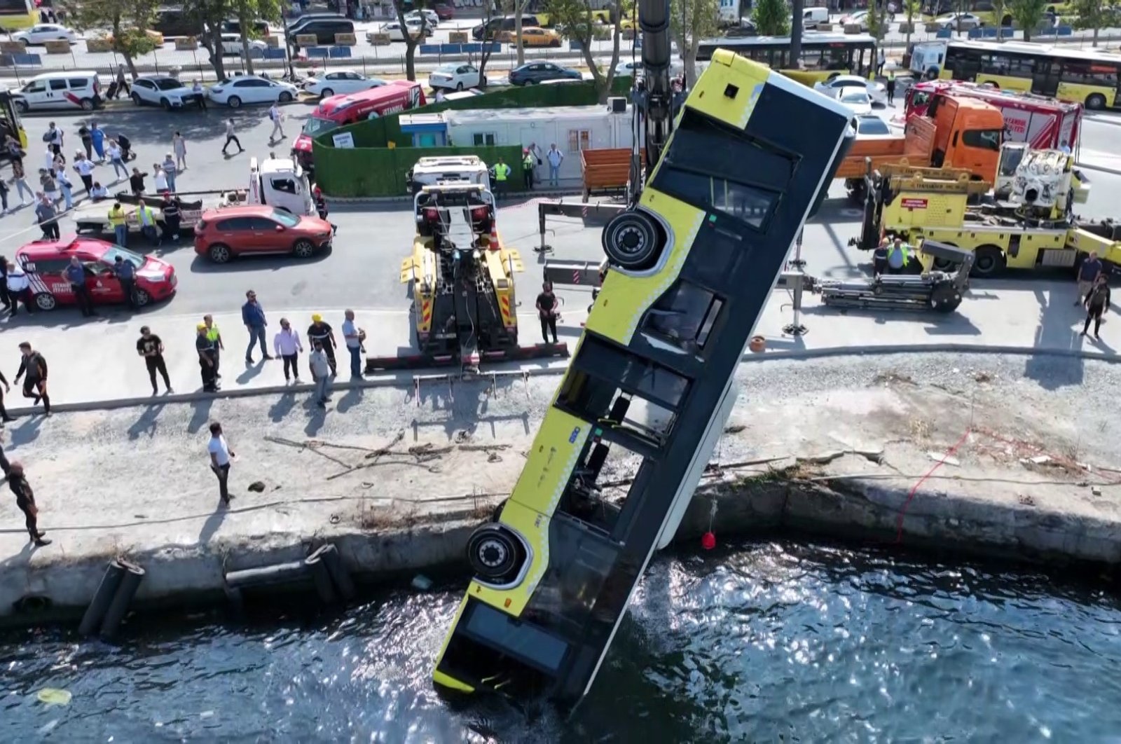 Plunged passenger bus pulled out of sea in Istanbul’s Eminönü