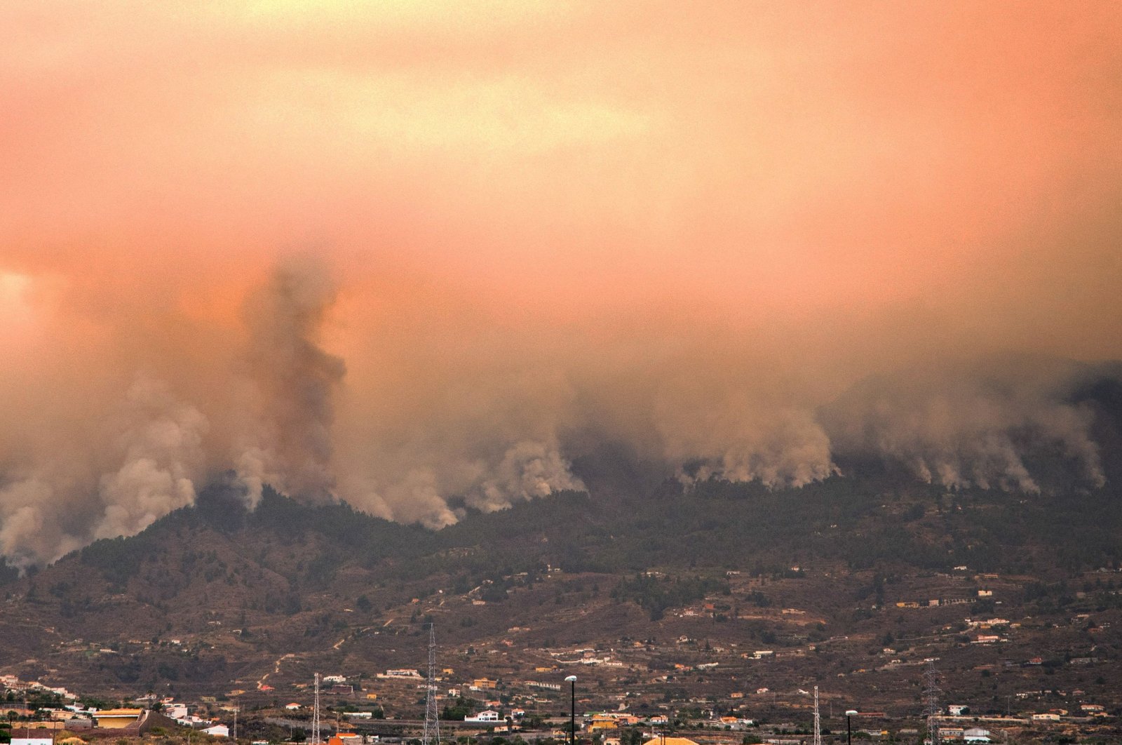 Columns of smoke, pictured from the village of Guimar, billow from a huge wildfire that is raging in the northeastern part of the Canary island of Tenerife, Spain, Aug. 17, 2023. (AFP Photo) 