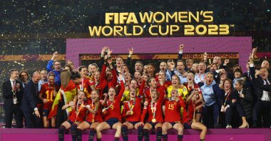 Spain players celebrate with the trophy after winning the Women&#039;s World Cup final against England at Stadium Australia, Sydney, Australia, Aug. 20, 2023. (Reuters Photo)