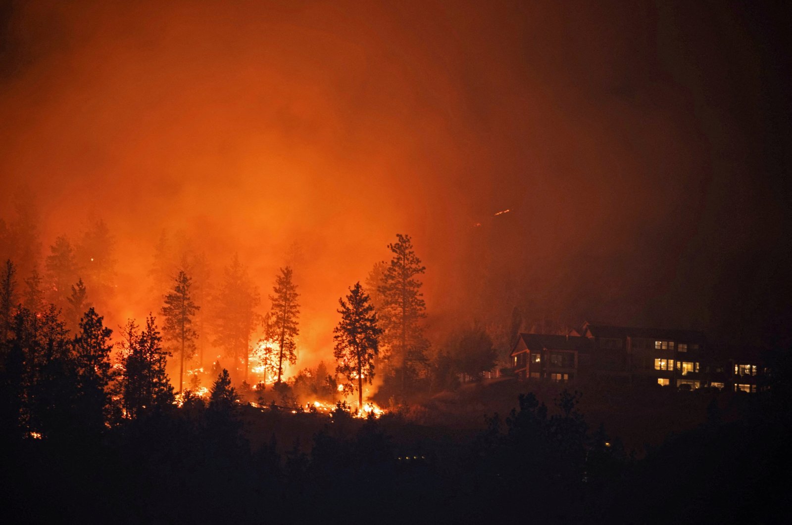Tens of thousands to flee as British Columbia wildfires worsen