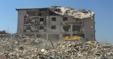 The demolition of buildings heavily damaged by the Kahramanmaraş earthquakes continues, Hatay, Türkiye, Aug. 22, 2023. (AA Photo)