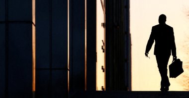 A worker arrives at his office in the Canary Wharf business district in London, U.K., Feb. 26, 2014. (Reuters Photo)