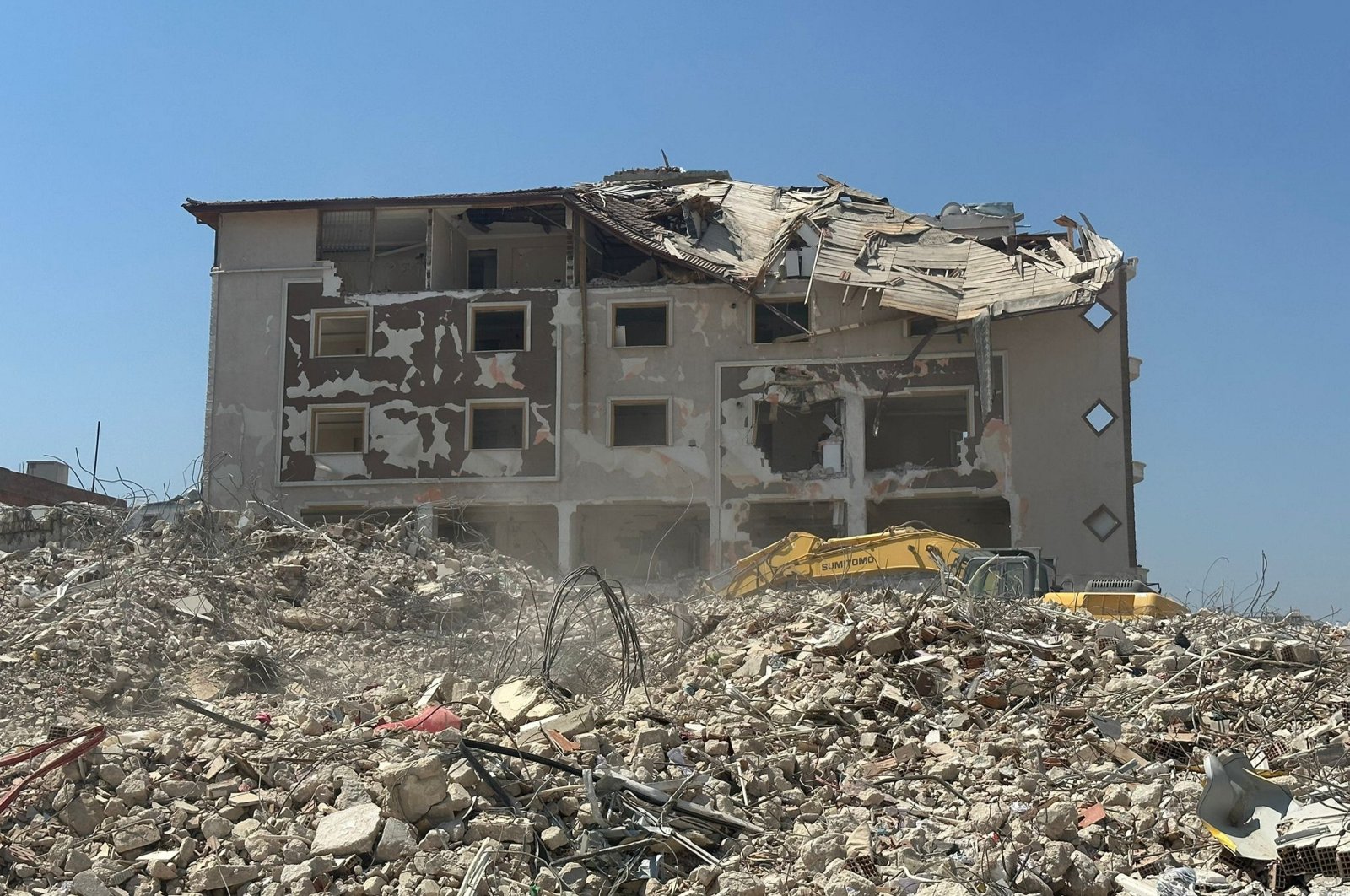 The demolition of buildings heavily damaged by the Kahramanmaraş earthquakes continues, Hatay, Türkiye, Aug. 22, 2023. (AA Photo)