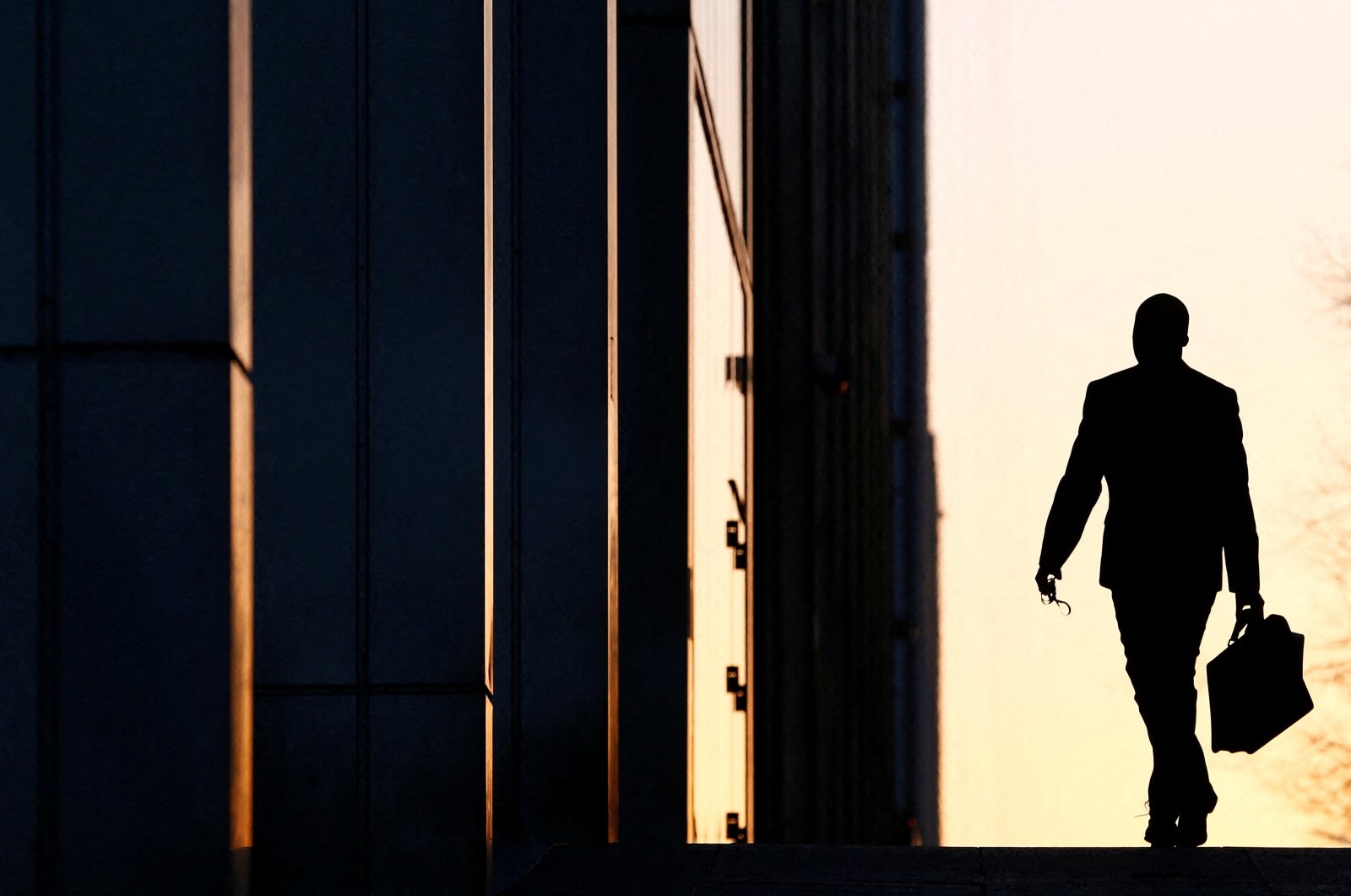 A worker arrives at his office in the Canary Wharf business district in London, U.K., Feb. 26, 2014. (Reuters Photo)