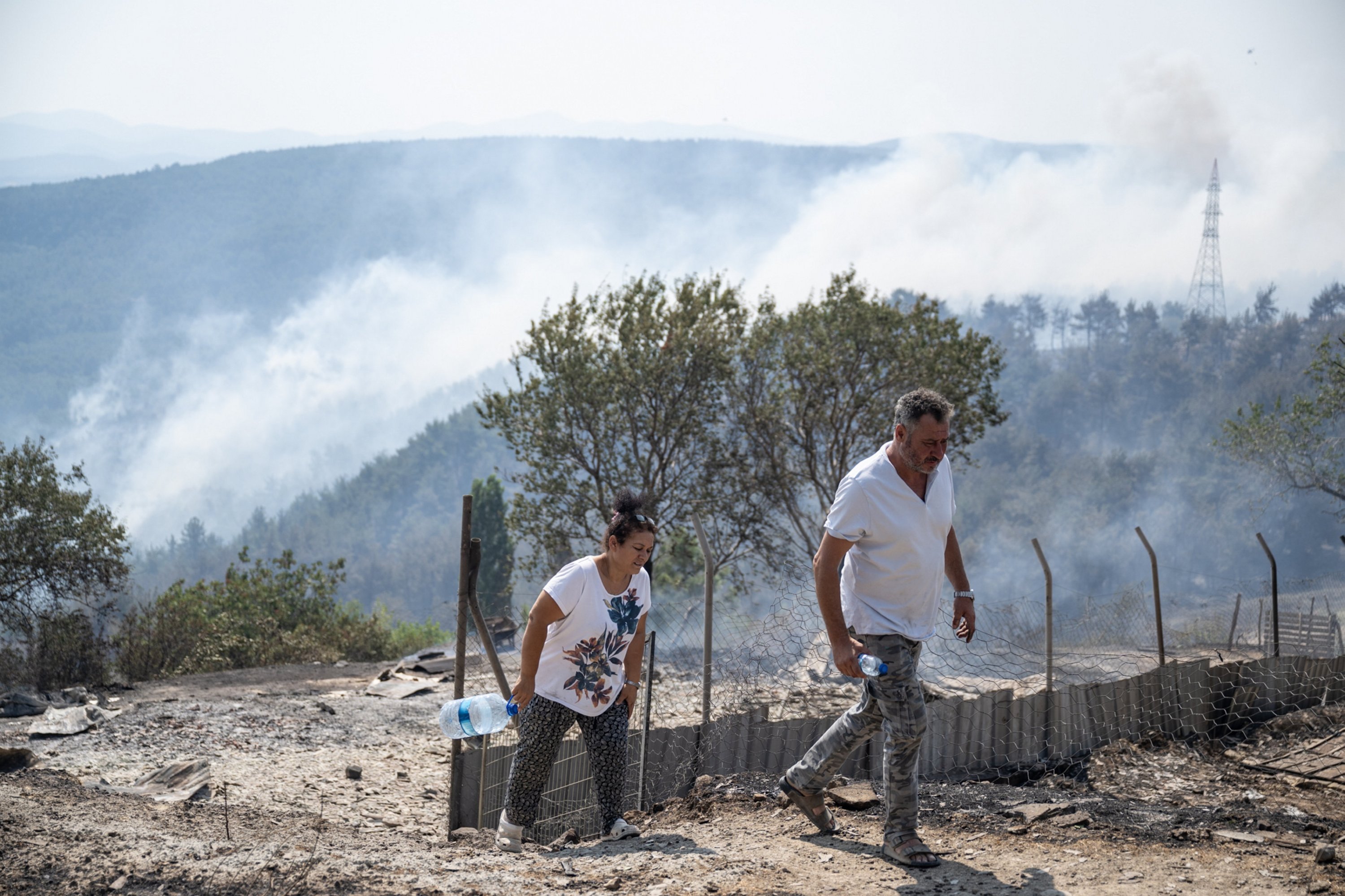 Residents of the village are seen moving out amid forest fires near the Ulupınar village, Çanakkale, Türkiye, Aug. 23, 2023. (AA Photo)