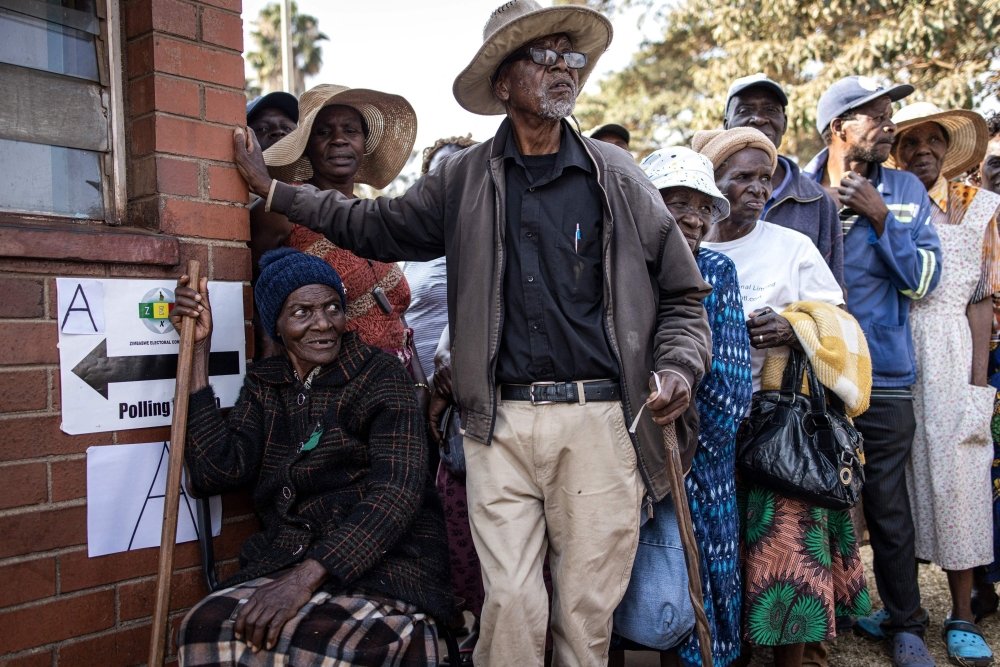 Voters queue outside a polling station during Zimbabwe&#039;s presidential and legislative elections, Harare, Zimbabwe, Aug. 23, 2023. (AFP Photo)