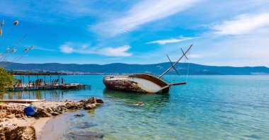 A capsized ship off the shore of Akbük Beach in Didim, Aydın, Türkiye. (Shutterstock Photo)