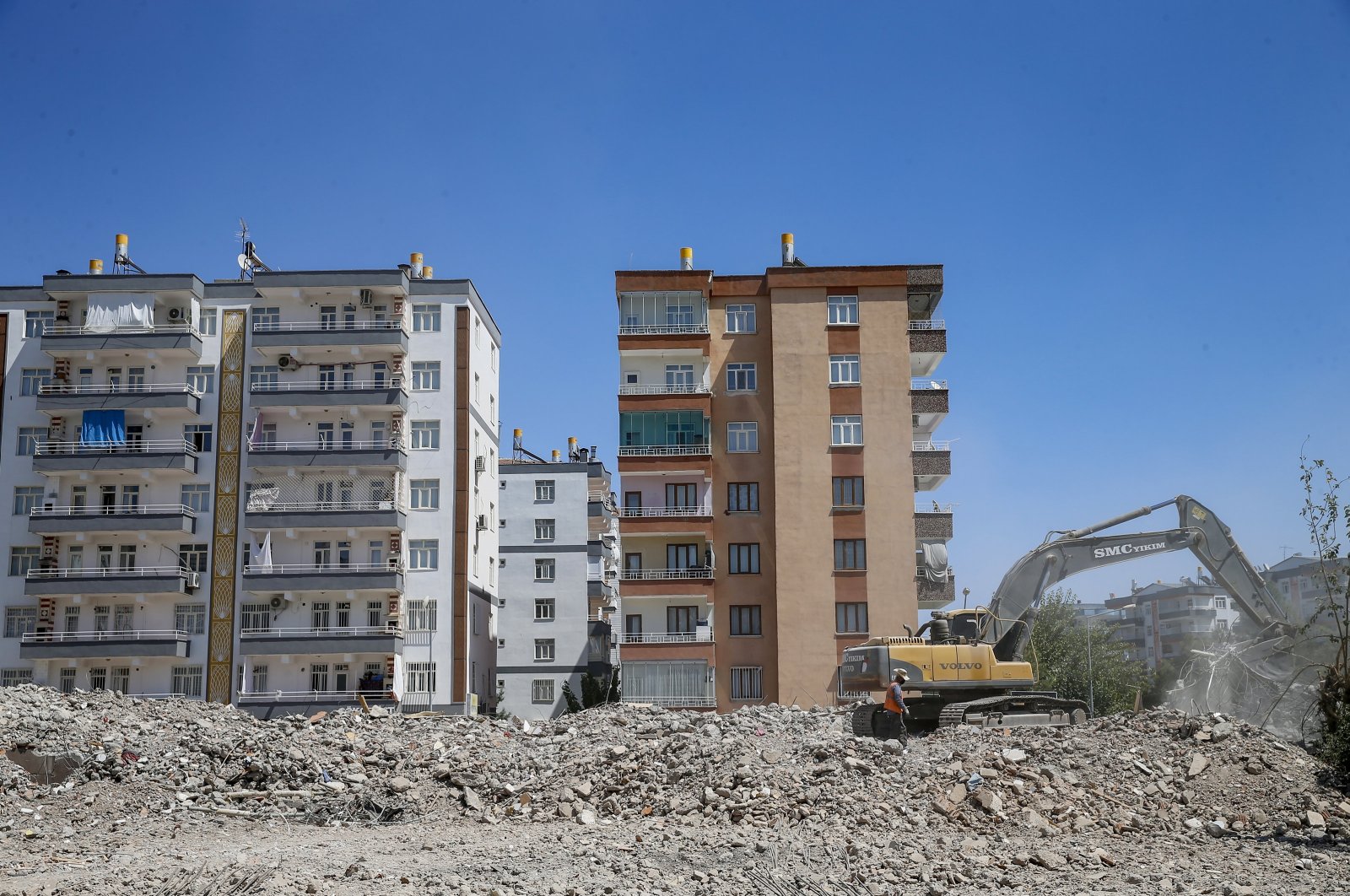 The heavily damaged buildings being demolished in Diyarbakır, Türkiye, Aug. 23, 2023. (AA Photo)