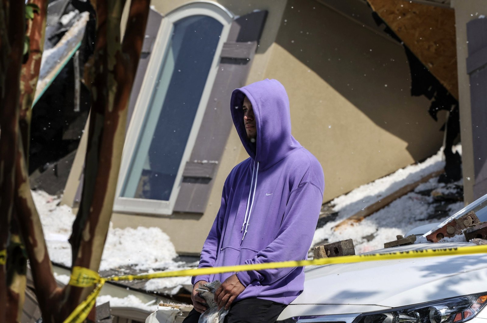 Tennessee Titans cornerback Caleb Farley sits outside of the rubble of his home after an explosion, Mooresville, U.S., Aug. 22, 2023. (AP Photo)