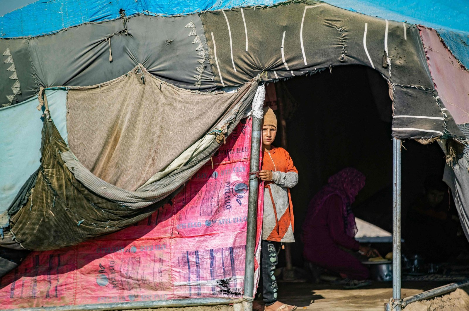 A child stands at her tent&#039;s entrance at the al-Yunani makeshift camp for thousands of internally displaced people who are largely cut off from international assistance in Syria&#039;s northern province of Raqqa, July 10, 2023. (AFP Photo)